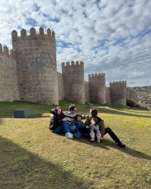 Rosanna Zanetti Instagram - Nos encantan estas mini escapadas familiares de un día para desconectar. Hoy hemos estado en Ávila (mi primera vez al igual que los niños) no puede ser más bonita y llena de historia, nos ha encantado 🫰🏼♥️