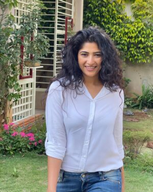 Roshni Prakash Instagram - #VANANGAAN releasing on @primevideoin & @tentkotta_official made me reminisce about the shooting days & all the magic that it carried. Thank you for accepting TINA & showering me with so much love. I played a character that was quite foreign, trying comedy ( or rather, an eccentric character) for the 1st time. Learning, loving & evolving through Cinema. 🤍

1) I played my own version of Gangubai. 😅

2) & 3) The looks which got me through the first phase of audition. 

4) & 5) Guru aka BALA sir. 🔥

6) After shooting the infamous “adi vaangara” scene ( for all those who are asking, NO, Arun didn’t really hit me) 😅🤷🏽‍♀️

7) With AL Vijay sir & Samuthirakani sir. It’s a very different energy to be surrounded by not 1, but 4 renowned directors. (Missed getting a picture with Mysskin sir, his zeal & energy are unmatchable ). 

8) & 9) Rithu kanna 🤍 My Devi baby. 😚

10) Oota on set was bomb. I belted royally. Tummy & heart were always full. 

11) BTS. 😬

12) We had the opportunity to shoot in Mahabalipuram. Everyday after shooting, my favourite passtime was sitting and gazing at the beach. The salty breeze made my hair frizzy, but who cares? ☺️

13) After three look test & countless make up trials, one of the craziest look I have ever tried. If there was a fancy dress competition, I would have won. Full credits to the team who spent 1000 hours to make this happen. 🤍

14) Meet Charles (the one in Kavi cloth). He is an amazing swimmer. One day he swam from middle of the ocean to the shore. This was taken after a long day at work, but speaking to the locals got our energy back. ☺️

15) Look from one of my fav scene which never made it to the cut. :( 

16) The gym in ANNAI Resorts, Kanyakumari was Gold. Be it morning or evening, Golden rays always made their way in. You could hear the beach roaring, & had the gym all to myself. PURE GOLD. 

17) After a good day of non stop crying for the scene. 🙂🙃

18) Sunrise in Kanyakumari. Grateful 🙏

19) Visited ANNAMALAIYAR temple after a soul-filling schedule in Thiruvannamalai. 

20) 🤍

#vanangaanonprime #vanangaanontentkotta