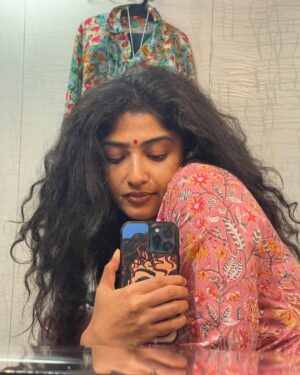 Roshni Prakash Instagram - #VANANGAAN releasing on @primevideoin & @tentkotta_official made me reminisce about the shooting days & all the magic that it carried. Thank you for accepting TINA & showering me with so much love. I played a character that was quite foreign, trying comedy ( or rather, an eccentric character) for the 1st time. Learning, loving & evolving through Cinema. 🤍

1) I played my own version of Gangubai. 😅

2) & 3) The looks which got me through the first phase of audition. 

4) & 5) Guru aka BALA sir. 🔥

6) After shooting the infamous “adi vaangara” scene ( for all those who are asking, NO, Arun didn’t really hit me) 😅🤷🏽‍♀️

7) With AL Vijay sir & Samuthirakani sir. It’s a very different energy to be surrounded by not 1, but 4 renowned directors. (Missed getting a picture with Mysskin sir, his zeal & energy are unmatchable ). 

8) & 9) Rithu kanna 🤍 My Devi baby. 😚

10) Oota on set was bomb. I belted royally. Tummy & heart were always full. 

11) BTS. 😬

12) We had the opportunity to shoot in Mahabalipuram. Everyday after shooting, my favourite passtime was sitting and gazing at the beach. The salty breeze made my hair frizzy, but who cares? ☺️

13) After three look test & countless make up trials, one of the craziest look I have ever tried. If there was a fancy dress competition, I would have won. Full credits to the team who spent 1000 hours to make this happen. 🤍

14) Meet Charles (the one in Kavi cloth). He is an amazing swimmer. One day he swam from middle of the ocean to the shore. This was taken after a long day at work, but speaking to the locals got our energy back. ☺️

15) Look from one of my fav scene which never made it to the cut. :( 

16) The gym in ANNAI Resorts, Kanyakumari was Gold. Be it morning or evening, Golden rays always made their way in. You could hear the beach roaring, & had the gym all to myself. PURE GOLD. 

17) After a good day of non stop crying for the scene. 🙂🙃

18) Sunrise in Kanyakumari. Grateful 🙏

19) Visited ANNAMALAIYAR temple after a soul-filling schedule in Thiruvannamalai. 

20) 🤍

#vanangaanonprime #vanangaanontentkotta