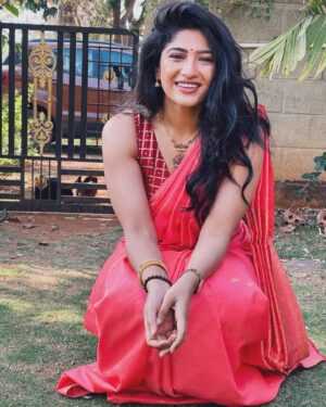 Roshni Prakash Instagram - After attending 100k weddings, saree is now my second nature. 🕊️