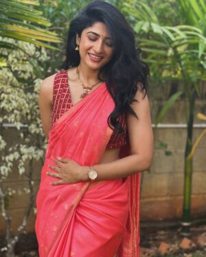 Roshni Prakash Instagram - After attending 100k weddings, saree is now my second nature. 🕊️