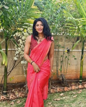 Roshni Prakash Instagram - After attending 100k weddings, saree is now my second nature. 🕊️