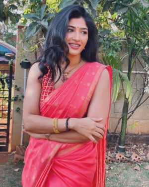 Roshni Prakash Instagram - After attending 100k weddings, saree is now my second nature. 🕊️