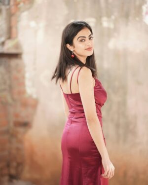 Roshni Sahota Instagram - Caption it…. “Nidurinchu jahapana press meet look” 

Click: @they_call_me_keshu 

#gown #press #meet #nidurinchujahapana #media #photography #photooftheday #lookinspiração #trend #sanamterikasam #harshvardhanrane #bollywood #movie #songs #telugu #cinema #industry