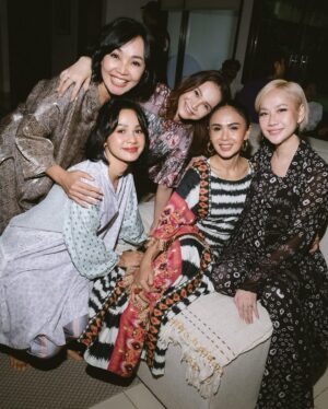 Rossa Instagram - Alhamdulillaah kita semua bisa kumpul dlm keadaan sehat. Makasi Ariel yang udah bersedia buat jadi tuan rumah.
Konsepnya botram, bawa makanan buat dimakan rame2 pas buka. Udah lama banget gak kumpul begini.
Berbagi cerita, pemikiran dan berdiskusi tentang industri musik Indonesia yang kita cintai, mencari solusi yang terbaik dengan hati dan kepala yang dingin, dan sejatinya tentunya keadilan untuk semua pihak ❤️