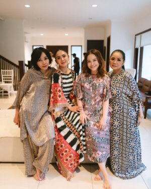Rossa Instagram - Alhamdulillaah kita semua bisa kumpul dlm keadaan sehat. Makasi Ariel yang udah bersedia buat jadi tuan rumah.
Konsepnya botram, bawa makanan buat dimakan rame2 pas buka. Udah lama banget gak kumpul begini.
Berbagi cerita, pemikiran dan berdiskusi tentang industri musik Indonesia yang kita cintai, mencari solusi yang terbaik dengan hati dan kepala yang dingin, dan sejatinya tentunya keadilan untuk semua pihak ❤️