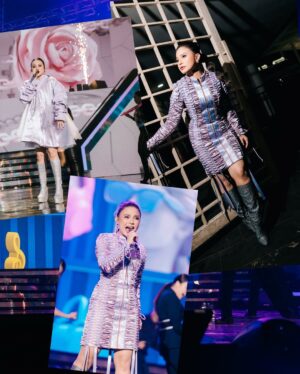 Rossa Instagram - Gak sempet latihan bareng karena selalu bentrok jadwal😂. Tapi asiiik ajaaa kita @mahaliniraharja 🥰

Purple dress @yofiharlianto