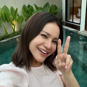 Rossa Instagram - Dikasi hadiah ultah yang sungguh indah🥹 Makasii buat temen2 pecinta Rossa yang udah sangat semangat war tiket aku, nungguin dari beberapa jam sebelumnya trus antri ribuan orang sampai akhirnya semua pre-sale tiketnya SOLDOUT dalam 10 menit. Aku bersyukur bangettt buat hari ini❤️🥹