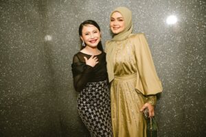 Rossa Instagram - Memulai karir hampir di waktu yang sama, sama2 berasal dari daerah, wajah yang cukup mirip sampai kadang dulu orang sering salah panggil 😂.
Banyak cerita yang kita share, dan sampai saat ini kita berdua selalu saling support. Beruntungnya aku punya kembaran cantik begini 🥰❤️. Thank you dear Siti @ctdk, for making time to come with your beloved hubby, happy to hear that you enjoyed the movie dan menangis sedikit hehhehee.
Love you!

Btw lagu ini one of my fav!! @ctdk
