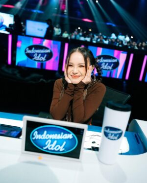 Rossa Instagram - Idol season ini gokil bgt 🔥. Susah bgt saying goodbye buat kontestan yang keluar tadi malam. Tapi aku yakin langkah mereka gak akan berhenti!! Makasih buat semua kerja kerasnya, kalian semua hebat❤️
Seneng banget ketemu lagi sm sobi2 aku @maiaestiantyreal @jud1ka @isyanasarasvati @marcello_tahitoe @boywilliam17 
Dan pastinya, makasih buat Idol lovers, mari kita kawal calon2 idola Indonesia 😀🥹