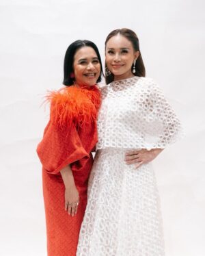 Rossa Instagram - Dari dulu, I am a big fan of @mamauthe ❤️ Dengerin lagu Mama, latian nyanyi pake lagu Mama hingga akhirnya aku bisa berkarir seperti saat ini. Kemarin aku dapet kesempatan nyanyi bareng sama Mama Uthe setelah sekian lama dan tetep aja rasanya unreal dan deg-degan banget. Sayaangg banget sama @mamauthe ❤️❤️

(Foto ini pas aku masih SMA, sebelum  nyanyi Nada-nada Cinta)