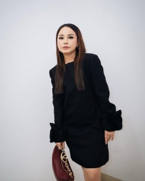 Rossa Instagram - 만나서 반갑습니다❤️ 새로운 영화 공개돼서 축하해요😄
Ada yang bisa artiin gak? 😘
Keseruan kemarin di Indonesian Idol 

Me in @maisonvalentino @time.international