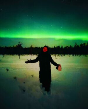 Rossa Instagram - Masya Allah cuma bisa terkagum sama ciptaan Allah dan bersyukur bisa dikasi kesempatan liat aurora ini💚

Alhamdulilah setelah perjalanan super panjang 40 jam, 5 kali naik pesawat, dinginnya banget banget 🥶, trus sempet sakit demam dan akhitnya bisa kesampaian liat aurora borealis bareng Kaka🥹

Makasiih @dr_jessy_suryadi dan Ci Susan yang udah foto2in kita.

Jadi mellow denger lagu ini sama liat pemandangannya. Cha, lagu kita ini emang indah ya @icha.aji .makasii yaa Cha