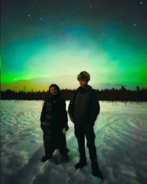 Rossa Instagram - Masya Allah cuma bisa terkagum sama ciptaan Allah dan bersyukur bisa dikasi kesempatan liat aurora ini💚

Alhamdulilah setelah perjalanan super panjang 40 jam, 5 kali naik pesawat, dinginnya banget banget 🥶, trus sempet sakit demam dan akhitnya bisa kesampaian liat aurora borealis bareng Kaka🥹

Makasiih @dr_jessy_suryadi dan Ci Susan yang udah foto2in kita.

Jadi mellow denger lagu ini sama liat pemandangannya. Cha, lagu kita ini emang indah ya @icha.aji .makasii yaa Cha