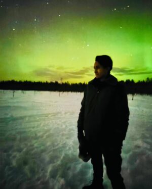 Rossa Instagram - Masya Allah cuma bisa terkagum sama ciptaan Allah dan bersyukur bisa dikasi kesempatan liat aurora ini💚

Alhamdulilah setelah perjalanan super panjang 40 jam, 5 kali naik pesawat, dinginnya banget banget 🥶, trus sempet sakit demam dan akhitnya bisa kesampaian liat aurora borealis bareng Kaka🥹

Makasiih @dr_jessy_suryadi dan Ci Susan yang udah foto2in kita.

Jadi mellow denger lagu ini sama liat pemandangannya. Cha, lagu kita ini emang indah ya @icha.aji .makasii yaa Cha