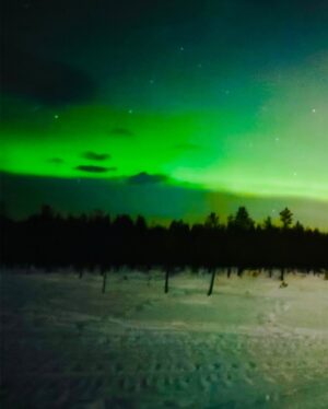 Rossa Instagram - Masya Allah cuma bisa terkagum sama ciptaan Allah dan bersyukur bisa dikasi kesempatan liat aurora ini💚

Alhamdulilah setelah perjalanan super panjang 40 jam, 5 kali naik pesawat, dinginnya banget banget 🥶, trus sempet sakit demam dan akhitnya bisa kesampaian liat aurora borealis bareng Kaka🥹

Makasiih @dr_jessy_suryadi dan Ci Susan yang udah foto2in kita.

Jadi mellow denger lagu ini sama liat pemandangannya. Cha, lagu kita ini emang indah ya @icha.aji .makasii yaa Cha
