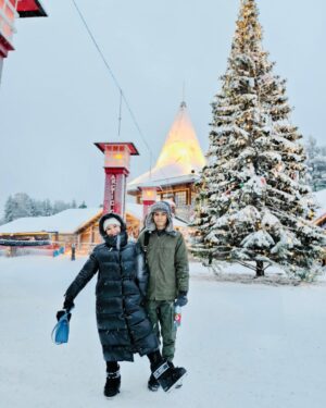 Rossa Instagram - Pertama kali selama lebih dari 2 dekade nyanyi, aku gak ambil kerjaan tahun baru.
Tahun ini, aku sengaja cuti untuk holiday sama Rizky. Ini adalah holiday terakhir Rizky ketika masih SMA sebelum  kuliah. Jadi rasanya, abis ini dia akan semakin dewasa dan pasti bakal “beda” vibe nya hehe.

Destinasinya juga cukup ekstrim, ke Finland - Norway - Iceland dan London ❄️
I hope both of us will remember this trip forever and cherish it as a beautiful memory❤️❤️