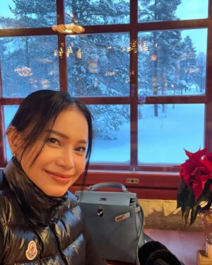 Rossa Instagram - Pertama kali selama lebih dari 2 dekade nyanyi, aku gak ambil kerjaan tahun baru.
Tahun ini, aku sengaja cuti untuk holiday sama Rizky. Ini adalah holiday terakhir Rizky ketika masih SMA sebelum  kuliah. Jadi rasanya, abis ini dia akan semakin dewasa dan pasti bakal “beda” vibe nya hehe.

Destinasinya juga cukup ekstrim, ke Finland - Norway - Iceland dan London ❄️
I hope both of us will remember this trip forever and cherish it as a beautiful memory❤️❤️