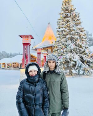 Rossa Instagram - Pertama kali selama lebih dari 2 dekade nyanyi, aku gak ambil kerjaan tahun baru.
Tahun ini, aku sengaja cuti untuk holiday sama Rizky. Ini adalah holiday terakhir Rizky ketika masih SMA sebelum  kuliah. Jadi rasanya, abis ini dia akan semakin dewasa dan pasti bakal “beda” vibe nya hehe.

Destinasinya juga cukup ekstrim, ke Finland - Norway - Iceland dan London ❄️
I hope both of us will remember this trip forever and cherish it as a beautiful memory❤️❤️