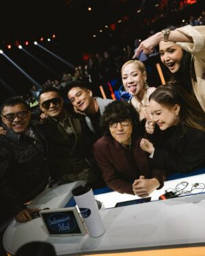 Rossa Instagram - Selfie sama si juri tamu yang lincah super aktif ini 😂😘 Uda nonton perform kita nyanyiin Tegar 2.0 belom? Apaaa rilis official aja yaaa?