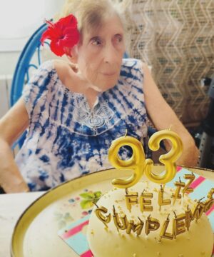 Rossy de Palma Instagram - MAMÁ MAMINA MAMU MAMURRINA Que EXTRAÑO el 🌍 sin ti 💔 y que AFORTUNAD@S hemos sido de TENERTE Y DISFRUTARTE en VIDA 🙏🏽 Tu AMOR ha sido y será SIEMPRE más GRANDE que un Himalaya TE QUEREMOS ♾️ 💝 MADRE 💎🤍🌹🕊️