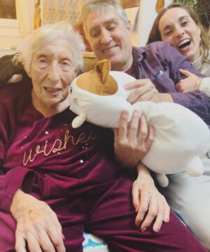 Rossy de Palma Instagram - MAMÁ MAMINA MAMU MAMURRINA Que EXTRAÑO el 🌍 sin ti 💔 y que AFORTUNAD@S hemos sido de TENERTE Y DISFRUTARTE en VIDA 🙏🏽 Tu AMOR ha sido y será SIEMPRE más GRANDE que un Himalaya TE QUEREMOS ♾️ 💝 MADRE 💎🤍🌹🕊️