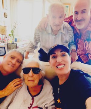 Rossy de Palma Instagram - MAMÁ MAMINA MAMU MAMURRINA Que EXTRAÑO el 🌍 sin ti 💔 y que AFORTUNAD@S hemos sido de TENERTE Y DISFRUTARTE en VIDA 🙏🏽 Tu AMOR ha sido y será SIEMPRE más GRANDE que un Himalaya TE QUEREMOS ♾️ 💝 MADRE 💎🤍🌹🕊️