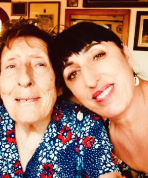 Rossy de Palma Instagram - MAMÁ MAMINA MAMU MAMURRINA Que EXTRAÑO el 🌍 sin ti 💔 y que AFORTUNAD@S hemos sido de TENERTE Y DISFRUTARTE en VIDA 🙏🏽 Tu AMOR ha sido y será SIEMPRE más GRANDE que un Himalaya TE QUEREMOS ♾️ 💝 MADRE 💎🤍🌹🕊️