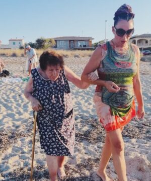 Rossy de Palma Instagram - MAMÁ MAMINA MAMU MAMURRINA Que EXTRAÑO el 🌍 sin ti 💔 y que AFORTUNAD@S hemos sido de TENERTE Y DISFRUTARTE en VIDA 🙏🏽 Tu AMOR ha sido y será SIEMPRE más GRANDE que un Himalaya TE QUEREMOS ♾️ 💝 MADRE 💎🤍🌹🕊️