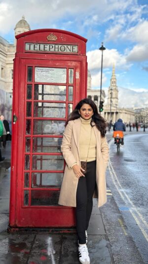 Rucha Hasabnis Instagram - Sunny days in London hit different.☀️
At Trafalgar square with my 🐇❤️