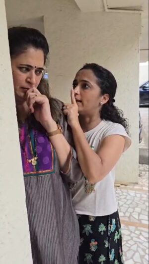 Rujuta Deshmukh Instagram - अगंबाई होच की....
नवीन भाग येत आहे:
उद्या शुक्रवार दुपारी 12.30 वाजता 

#agabaihochki #youtube 

( Short stories Relatable Youtube)
