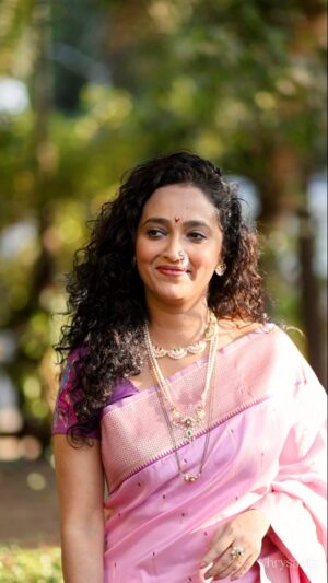 Rujuta Deshmukh Instagram - टिक टीक.....😊

#reelkarofeelkaro 

Capture & Edit: @_chrysaalis
Saree : @navinyas6
Jewellery: @kalakari_2020

( Reel Saree Posing Actor Marathi)