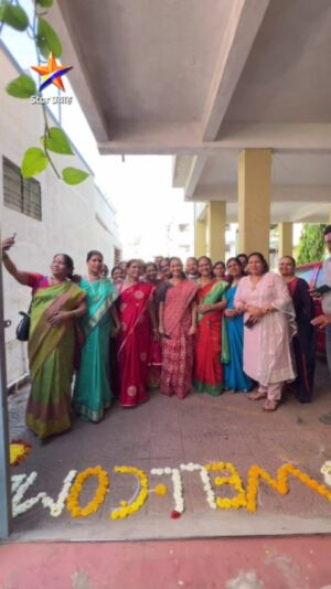 Rujuta Deshmukh Instagram - मानिनीने नाशिक येथील उज्वला पाटील यांच्या कुटुंबाला भेट दिली... 

'Star प्रवाह परिवार पुरस्कार २०२५'
रविवार 16 मार्च सायं. 7:00 वा. Star प्रवाहवर...
#StarPravahParivaarPuraskar2025