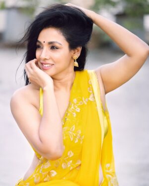 Runa Khan Instagram - একদা গহীন অরণ্যে ফুটিয়াছিলো অলকানন্দা.. 🌼
আজ বসন্ত..!

👗- @fashionersflame 
📸- @noorphoto69 

#Runakhan