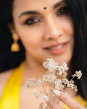Runa Khan Instagram - একদা গহীন অরণ্যে ফুটিয়াছিলো অলকানন্দা.. 🌼
আজ বসন্ত..!

👗- @fashionersflame 
📸- @noorphoto69 

#Runakhan
