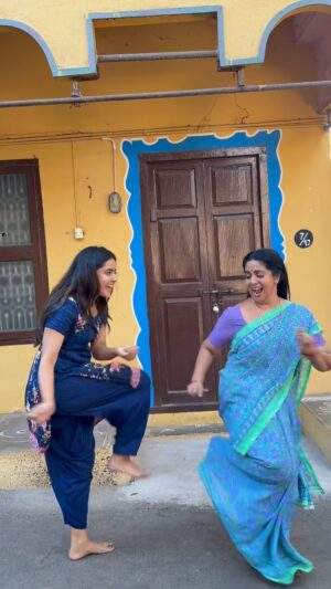 Rupa Sri Instagram - NEEK fever with mom 🥰

Wearing: @f2f_designerboutique 

#dhanam #vijaytv #fun #neek #vjkalyani🎤