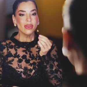 Ruth Lorenzo Instagram - ✨ Qué semana… qué locura!!✨

🔥 Esto no existiría sin vosotros… Público, eurofans… sois el alma de todo esto. Gracias por sentirlo, gritarlo, vivirlo conmigo.❤️

Detrás de cada gran momento hay una historia, aquí os dejo un pequeño adelanto.💥

Presentar en @RTVE @benidormfest_rtve y @grupoboomerang ha sido un regalo, aún más compartiendo escenario con dos mujeres increíbles… @ineshernand y @paulavazqueztv. Reír, vibrar y crear juntas ha sido inolvidable. Gracias por existir!! ❤️

Cada detalle ha contado:
👗 @antoinella por vestirme para el show.
🔥 @pat_jur por el look de Dirty Love en el escenario.

Y un amor inmenso a @hoteldonpancho, vuestro cariño ha sido hogar. Más que un hotel… una familia.❤️

🔥 Y a mi banda y equipo por convertir Dirty Love en un rugido imparable.

Pero esto no se queda aquí… Mañana a las 21h, LIVE…!!! No solo hablaremos de la actuación, vamos a hablar de lo que viene y creedme, vais a alucinar!!⚡🖤🐑

#BLACKSHEEP #DirtyLove #OvejasNegrasUnidas #LaRevoluciónEmpieza