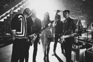 Ruth Lorenzo Instagram - 🔥 Hemos nacido como banda: RUTH. 🔥

La vida te pone en el camino correcto cuando estás listo para caminarlo.

En ese viaje, encontré a estas almas rebeldes, y juntos le dimos forma a un sonido que siempre ha latido en mí con fuerza. Cada acorde, cada beat de batería, es parte de lo que somos.

Este año llega nuestro primer álbum de rock: BLACKSHEEP.
Un disco de guitarras que rugen, de voces que no piden permiso, grabado en los estudios de Peter Gabriel, en cinta analógica, pura esencia, sin filtros.

BLACKSHEEP es nuestra bandera, nuestro grito de libertad.
Ser una oveja negra es desafiar las normas, caminar a nuestro propio ritmo y vivir con autenticidad. Es abrazar lo que nos hace únicos y convertirlo en nuestra mayor fortaleza.
A veces caminamos solos… hasta que descubrimos que nunca lo estuvimos.

🔥 Ellos son la familia BLACKSHEEP: 🔥
🎸 A la guitarra, el alma del sonido: @david_lozano_artiste
🎸 Al bajo, el pulso de acero: @nando.w.w
🥁 A la batería, la energía demoledora: @sergydrums
🎹 A las teclas, dando psicodelia: @ric_ruiz_

Las imágenes hablan por sí solas… así que aquí tenéis un adelanto de lo que se viene. 📸⚡@____c14

La era BLACKSHEEP ha comenzado. 🖤🐑 Be ready!

🙏 Un agradecimiento especial a:

💥 @emilioestebanmusic nuestro gran productor musical
💥 @adri_cachorro por tu energía en la actuación y por cubrir a nuestro Sergio.
💥 @eriatarka_mastering nuestro técnico de sonido.
💥 @javierpageo por la gestión escénica.
💥 @nicomartinezdelafuente director artístico.
💥 @rauldelara__ por ser parte del inicio de esta historia y ayudar a que todos nos encontráramos en el camino. ¡Te queremos!

#BLACKSHEEP #RUTH #LaRevoluciónEmpieza #OvejasNegrasUnidas #ovejanegra #dirtylove