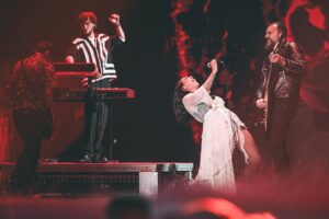 Ruth Lorenzo Instagram - 🔥 Hemos nacido como banda: RUTH. 🔥

La vida te pone en el camino correcto cuando estás listo para caminarlo.

En ese viaje, encontré a estas almas rebeldes, y juntos le dimos forma a un sonido que siempre ha latido en mí con fuerza. Cada acorde, cada beat de batería, es parte de lo que somos.

Este año llega nuestro primer álbum de rock: BLACKSHEEP.
Un disco de guitarras que rugen, de voces que no piden permiso, grabado en los estudios de Peter Gabriel, en cinta analógica, pura esencia, sin filtros.

BLACKSHEEP es nuestra bandera, nuestro grito de libertad.
Ser una oveja negra es desafiar las normas, caminar a nuestro propio ritmo y vivir con autenticidad. Es abrazar lo que nos hace únicos y convertirlo en nuestra mayor fortaleza.
A veces caminamos solos… hasta que descubrimos que nunca lo estuvimos.

🔥 Ellos son la familia BLACKSHEEP: 🔥
🎸 A la guitarra, el alma del sonido: @david_lozano_artiste
🎸 Al bajo, el pulso de acero: @nando.w.w
🥁 A la batería, la energía demoledora: @sergydrums
🎹 A las teclas, dando psicodelia: @ric_ruiz_

Las imágenes hablan por sí solas… así que aquí tenéis un adelanto de lo que se viene. 📸⚡@____c14

La era BLACKSHEEP ha comenzado. 🖤🐑 Be ready!

🙏 Un agradecimiento especial a:

💥 @emilioestebanmusic nuestro gran productor musical
💥 @adri_cachorro por tu energía en la actuación y por cubrir a nuestro Sergio.
💥 @eriatarka_mastering nuestro técnico de sonido.
💥 @javierpageo por la gestión escénica.
💥 @nicomartinezdelafuente director artístico.
💥 @rauldelara__ por ser parte del inicio de esta historia y ayudar a que todos nos encontráramos en el camino. ¡Te queremos!

#BLACKSHEEP #RUTH #LaRevoluciónEmpieza #OvejasNegrasUnidas #ovejanegra #dirtylove