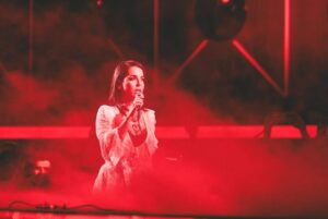 Ruth Lorenzo Instagram - 🔥 Hemos nacido como banda: RUTH. 🔥

La vida te pone en el camino correcto cuando estás listo para caminarlo.

En ese viaje, encontré a estas almas rebeldes, y juntos le dimos forma a un sonido que siempre ha latido en mí con fuerza. Cada acorde, cada beat de batería, es parte de lo que somos.

Este año llega nuestro primer álbum de rock: BLACKSHEEP.
Un disco de guitarras que rugen, de voces que no piden permiso, grabado en los estudios de Peter Gabriel, en cinta analógica, pura esencia, sin filtros.

BLACKSHEEP es nuestra bandera, nuestro grito de libertad.
Ser una oveja negra es desafiar las normas, caminar a nuestro propio ritmo y vivir con autenticidad. Es abrazar lo que nos hace únicos y convertirlo en nuestra mayor fortaleza.
A veces caminamos solos… hasta que descubrimos que nunca lo estuvimos.

🔥 Ellos son la familia BLACKSHEEP: 🔥
🎸 A la guitarra, el alma del sonido: @david_lozano_artiste
🎸 Al bajo, el pulso de acero: @nando.w.w
🥁 A la batería, la energía demoledora: @sergydrums
🎹 A las teclas, dando psicodelia: @ric_ruiz_

Las imágenes hablan por sí solas… así que aquí tenéis un adelanto de lo que se viene. 📸⚡@____c14

La era BLACKSHEEP ha comenzado. 🖤🐑 Be ready!

🙏 Un agradecimiento especial a:

💥 @emilioestebanmusic nuestro gran productor musical
💥 @adri_cachorro por tu energía en la actuación y por cubrir a nuestro Sergio.
💥 @eriatarka_mastering nuestro técnico de sonido.
💥 @javierpageo por la gestión escénica.
💥 @nicomartinezdelafuente director artístico.
💥 @rauldelara__ por ser parte del inicio de esta historia y ayudar a que todos nos encontráramos en el camino. ¡Te queremos!

#BLACKSHEEP #RUTH #LaRevoluciónEmpieza #OvejasNegrasUnidas #ovejanegra #dirtylove