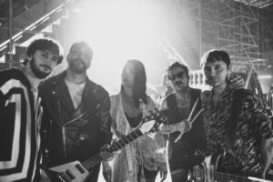 Ruth Lorenzo Instagram - 🔥 Hemos nacido como banda: RUTH. 🔥

La vida te pone en el camino correcto cuando estás listo para caminarlo.

En ese viaje, encontré a estas almas rebeldes, y juntos le dimos forma a un sonido que siempre ha latido en mí con fuerza. Cada acorde, cada beat de batería, es parte de lo que somos.

Este año llega nuestro primer álbum de rock: BLACKSHEEP.
Un disco de guitarras que rugen, de voces que no piden permiso, grabado en los estudios de Peter Gabriel, en cinta analógica, pura esencia, sin filtros.

BLACKSHEEP es nuestra bandera, nuestro grito de libertad.
Ser una oveja negra es desafiar las normas, caminar a nuestro propio ritmo y vivir con autenticidad. Es abrazar lo que nos hace únicos y convertirlo en nuestra mayor fortaleza.
A veces caminamos solos… hasta que descubrimos que nunca lo estuvimos.

🔥 Ellos son la familia BLACKSHEEP: 🔥
🎸 A la guitarra, el alma del sonido: @david_lozano_artiste
🎸 Al bajo, el pulso de acero: @nando.w.w
🥁 A la batería, la energía demoledora: @sergydrums
🎹 A las teclas, dando psicodelia: @ric_ruiz_

Las imágenes hablan por sí solas… así que aquí tenéis un adelanto de lo que se viene. 📸⚡@____c14

La era BLACKSHEEP ha comenzado. 🖤🐑 Be ready!

🙏 Un agradecimiento especial a:

💥 @emilioestebanmusic nuestro gran productor musical
💥 @adri_cachorro por tu energía en la actuación y por cubrir a nuestro Sergio.
💥 @eriatarka_mastering nuestro técnico de sonido.
💥 @javierpageo por la gestión escénica.
💥 @nicomartinezdelafuente director artístico.
💥 @rauldelara__ por ser parte del inicio de esta historia y ayudar a que todos nos encontráramos en el camino. ¡Te queremos!

#BLACKSHEEP #RUTH #LaRevoluciónEmpieza #OvejasNegrasUnidas #ovejanegra #dirtylove