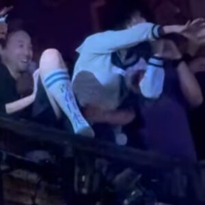 SUZUKA Instagram - 👁️🤳
ファンのカメラは様々な楽しい瞬間を捉えてくれます　タグをしてくれてありがとう　あなたの手元にも目にもレンズがあります　ショーを自由に楽しんでください
#AGCALLING_WORLDTOUR Pt.Ⅱ