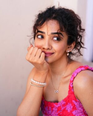 Saanve Megghana Instagram - First picture explains how I feel while reading all your messages! 😌😌

📸: @photographybyphani