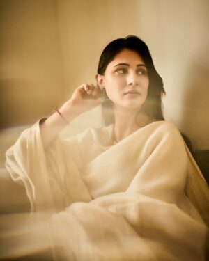 Saanvie Tallwar Instagram - Aap ki ankhon mein..!!! 🍁

Photographed by Tridev Sudevan @tridevsudevan 

#NoMakeUp  #saanvietallwar 
#photographedbytridevsudevan