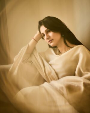 Saanvie Tallwar Instagram - Aap ki ankhon mein..!!! 🍁

Photographed by Tridev Sudevan @tridevsudevan 

#NoMakeUp  #saanvietallwar 
#photographedbytridevsudevan
