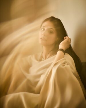 Saanvie Tallwar Instagram - Aap ki ankhon mein..!!! 🍁

Photographed by Tridev Sudevan @tridevsudevan 

#NoMakeUp  #SaanvieTallwar 
#PhotographedByTridevSudevan