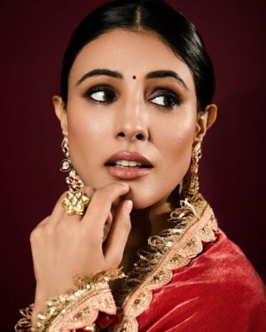 Saanvie Tallwar Instagram - ਤੇਰੇ ਮੇਰੇ ਪਿਆਰ ਨੂੰ ਨਜ਼ਰ ਲੱਗ ਜਾਵੇ ਨਾ 

Makeup - @mitavaswani 
Hair - #teammitavaswani
Styled by - @harshitadaga01 
Outfit - @yuvranijaipur 

Creatively Directed & Photographed by Tridev Sudevan @tridevsudevan 

#saanvietallwar 
#photographedbytridevsudevan