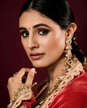Saanvie Tallwar Instagram - Mehbooba ❤️

Makeup - @mitavaswani 
Hair - #teammitavaswani
Styled by - @harshitadaga01 
Outfit - @yuvranijaipur 

Creatively Directed & Photographed by Tridev Sudevan @tridevsudevan 

#saanvietallwar 
#photographedbytridevsudevan