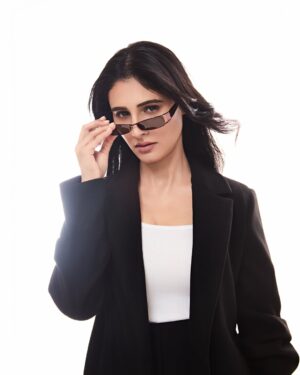 Saanvie Tallwar Instagram - Moving like I just turned down an offer they couldn’t afford.

Makeup - @mitavaswani 
Hair - #teammitavaswani
Creatively Directed & Photographed by Tridev Sudevan @tridevsudevan 

#saanvietallwar 
#photographedbytridevsudevan