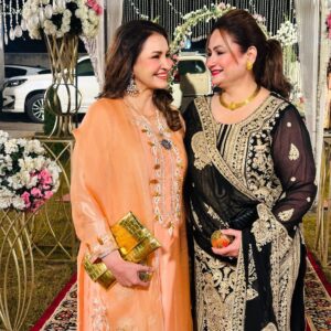 Saba Faisal Instagram - لاہور کا موسم اپنوں کی خوشی اور اس پے سونے پے سہاگا میرے 

سارے اپنوں کا ملاپ 😍یے سب زندگی اور موقعوں سے ملتا ہے 

زندگی بہت مختصر ہے جس نے اس کے ایک اک لمحے کو مسرت سے 

گزار لیا اُس نے اس  زندگی جَیسی نعمت کا  ذائقہ چکھ لیا 😘اللّٰہ ہم 

سب کو اپنے بزرگوں کے ساتھ اور خونی رشتوں کے ساتھ یے پل 

گزارنےکا موقع دے ہر خوشی اور غم میں 🙏امین

My make up and hair done by @hinashahmakeuplounge @mamoona_colourist